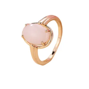 Ring in Champagner-Gold mit poliertem Finish und großem durchscheinendem rosa Stein