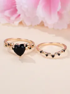 Set di anelli dorati a cuore con spinello nero e fascia coordinata a forma di V