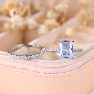 Elegante tweedelige zirkonia ringenset met stralende steen en luxe pavé afwerking