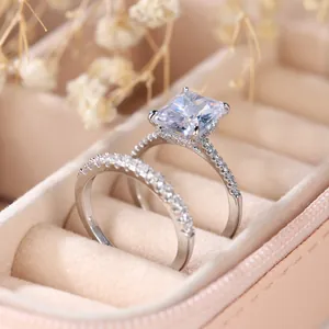 Elegante vierkante zirkonia ringenset met bijpassende pavé-band in zilveren afwerking