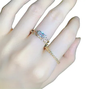 Ensemble de bagues dorées avec zircon marquise et anneaux pavés de diamants fins