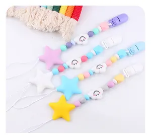 Dettaglio di catenelle portaciuccio in silicone con perline macaron nuvole e stelle