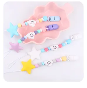 Dettaglio di catenelle per ciuccio in silicone colorato con perline a nuvola e stella