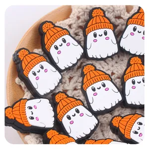 Abalorio de fantasma de PVC con gorro naranja para decoración de zuecos de Halloween