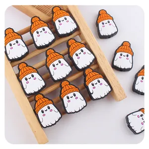 Detalle de cuentas de silicona con forma de fantasma y sombreros naranjas DIY