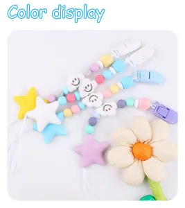 Dettaglio di catenelle portaciuccio in silicone con nuvole e perline colorate