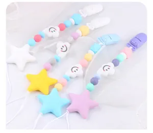 Dettaglio catenelle portaciuccio in silicone con perline colorate e ciondolo nuvola