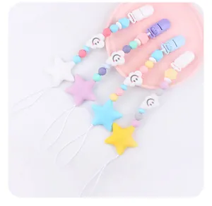 Dettaglio catenella portaciuccio in silicone con nuvole, stelle e perle macaron