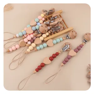 Handgefertigter Schnullerkette aus Buchenholz mit Herzperle und Silikon für Babys