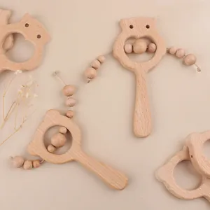 Handgefertigte Babyrassel aus Buchenholz mit Eulen- und Bärenmotiven für Säuglinge