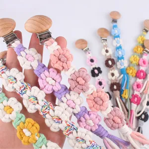 Handgefertigte Häkel-Schnullerketten aus Buchenholz mit bunten Blumen aus weicher Baumwolle