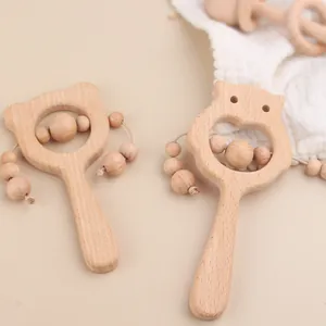 Detailansicht der glatten Babyrasseln aus Buchenholz mit Bär und Eule zum Zahnen