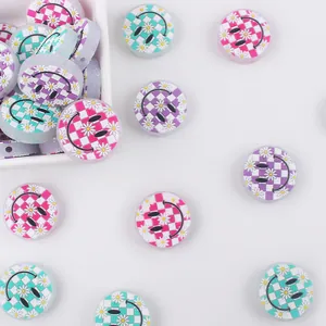 Detaillierte Makroansicht von DIY-Silikonperlen mit Smileys und Blumen für Schnullerketten