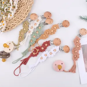 Handgefertigte Schnullerkette im Boho-Stil mit Buchenholzperlen und Baumwollkordel