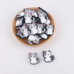 Vista detallada de cuentas de silicona con forma de gato para bisutería DIY y llaveros