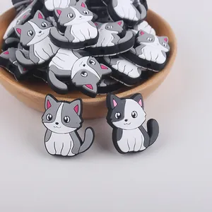 Detalle de cuentas de silicona con forma de gato para pulseras DIY y cadenas de chupete
