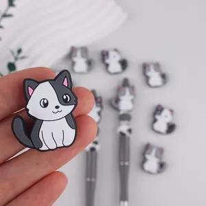 Primer plano de abalorio de gato de silicona negro y blanco para bolígrafos y pulseras