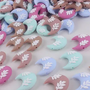 Vista macro di perline in silicone a mezzaluna con rilievo a foglia per gioielli