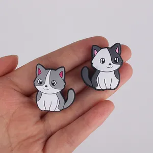 Vista detallada de cuentas de silicona con forma de gato que muestra tamaño y textura