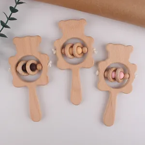 Détail de hochets ours en hêtre avec perles en silicone colorées pour nourrissons