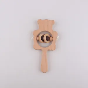 Détail du hochet ours en bois de hêtre naturel avec anneaux mobiles et grain de bois