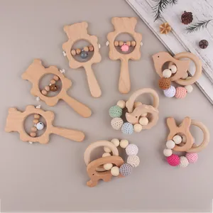 Détail d'anneaux de dentition en bois pour bébé et hochet ours avec perles au crochet