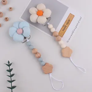 Detail von handgemachten Baby Schnullerketten mit Stoffblumen und Silikonperlen