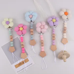 Detail von Schnullerketten mit Stoffblumen, Holzperlen und Silikonperlen für Babys