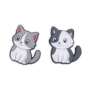 Lindas cuentas de silicona de gato para joyas de bricolaje sobre fondo blanco