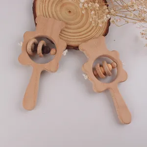 Détail de hochets de dentition en hêtre pour bébé avec bords polis sur fond naturel