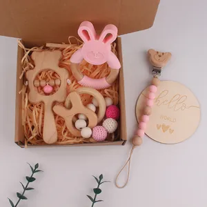 Détail du coffret bébé avec anneau de dentition lapin en silicone et hochet en hêtre