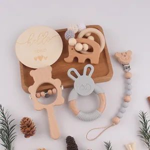 Détail de hochets en hêtre et anneau de dentition lapin en silicone avec attache-tétine