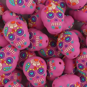 Dettaglio macro di perline in silicone a teschio rosa con motivi floreali colorati