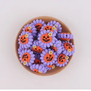 Dettaglio di perla a fiore in silicone viola con faccia di zucca per gioielli fai-da-te
