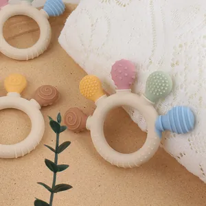 Λεπτομέρεια από δακτυλίους οδοντοφυΐας σιλικόνης σε χρώματα Morandi με διάφορες υφές