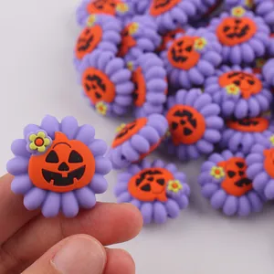 Vista macro di una perla in silicone viola a forma di fiore con zucca per creazioni Halloween