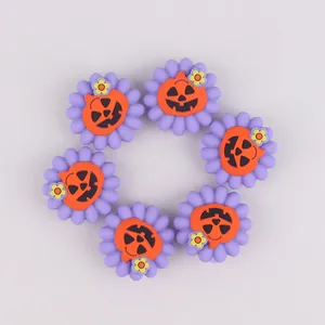 Set di sei ciondoli a forma di zucca e girasole per scarpe forate in viola e arancione