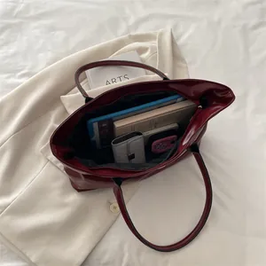 Sac fourre-tout en cuir verni bordeaux brillant à grande capacité et fines bandoulières