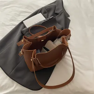 Grand sac cabas marron texture litchi avec détails dorés et bandoulière pour le bureau