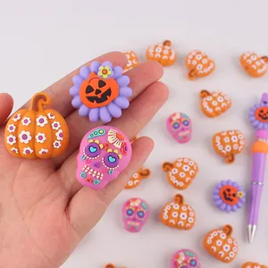 Dettaglio di perline in silicone a forma di zucca e teschio per accessori fai da te