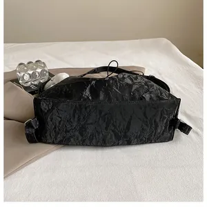Détail de la texture froissée unique et de la boucle en métal du sac à main hobo noir
