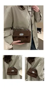 Détails du sac à chaîne en daim marron avec boucle en strass argentée et plis chic