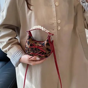 Mini borsa a tracolla leopardata con fiocchi rossi e manico in pizzo moda invernale