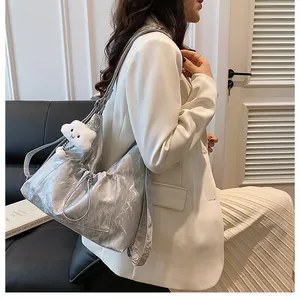 Sac hobo métallisé argenté avec texture plissée et un joli pendentif en forme de nuage