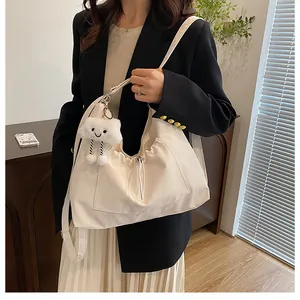Sac à main blanc crème avec détails froncés et pendentif nuage en peluche doux