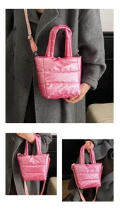 Vues détaillées du sac bandoulière matelassé rose vif avec poignées rembourrées