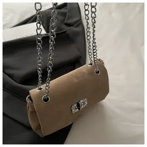 Détail du sac bandoulière en daim kaki avec serrure en strass et bandoulière en chaîne métal