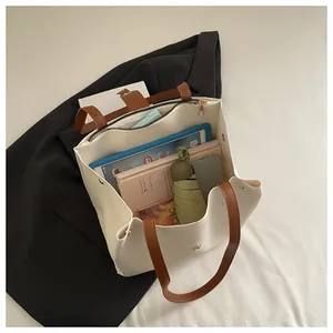 Vue intérieure du grand sac cabas blanc montrant la capacité pour tablettes et livres