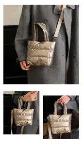Détail du sac matelassé or champagne avec fini métallisé et large bandoulière tissée