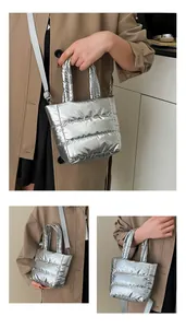 Détails du sac bandoulière argenté matelassé avec fini métallique brillant et sangle